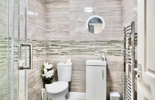 Large 6 Bed House, Long Term Stay Savings, Contractors, Professionals, Big Groups, Free Parking! - Foto 25