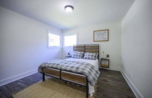 Gorgeous Renovated Home With Large & Private Lot - Foto 18