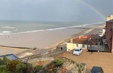 Stunning Cromer beach house with sea views - Photo 31