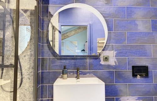 Cocon Blanc câlin avec Jacuzzi privatif - LoveRoom Insolite - Foto 10