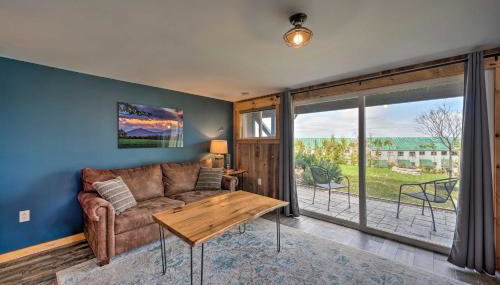 Slopeside Burke Mountain Condo with Fireplace! - Foto 4