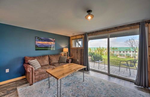 Slopeside Burke Mountain Condo with Fireplace! - Foto 4