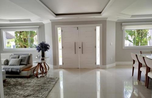 Casa Teresópolis perto do centro com três suítes e piscina - Foto 32