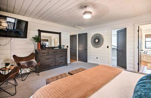 Enchanting Forested Cabin with Fire Pit and Grill - Foto 14