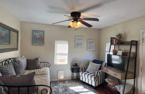 Cheerful pet-friendly bungalow right in town - Foto 17