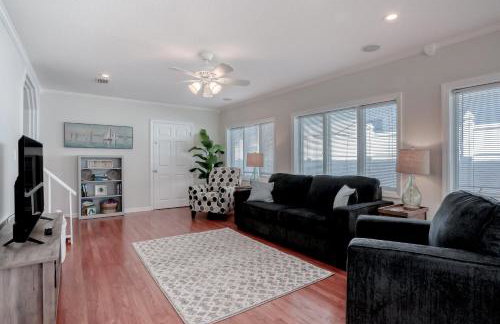 Beachside snowbird escape with fenced yard & washer/dryer - walk to beach access - Foto 5