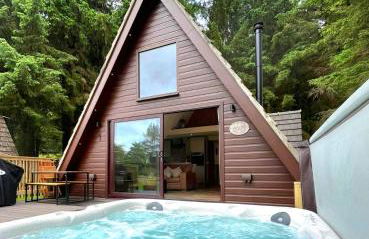 Bonnie Lodge-Lochside Location with Hot Tub - Photo 1