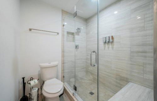 Bright and Spacious Home for w Pool -over 30 Nights- - Foto 33