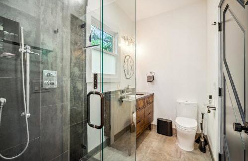 Luxury River Home - Pets Stay Free - Photo 10