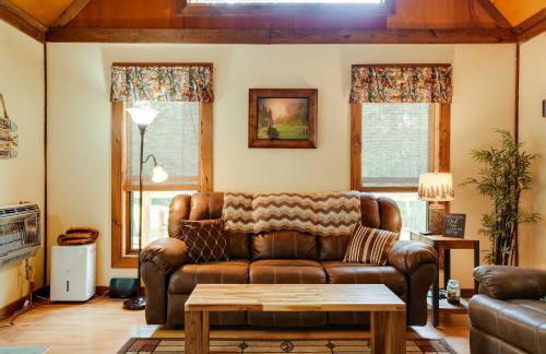 Cozy Georgia Abode with Deck, Fire Pit and Lake Access - Foto 5