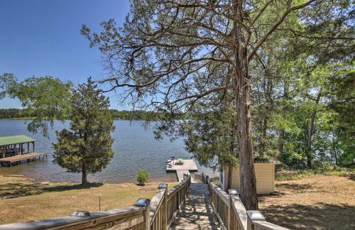 House with Dock and Slide Situated on Lake Sinclair! - Foto 1