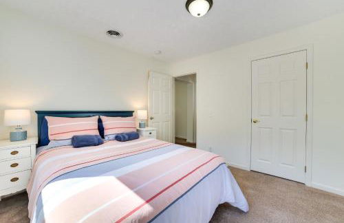 Walloon Lake Getaway with Fire Pit - Walk to Water! - Foto 17