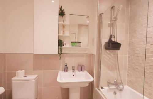 Spacious 4BR House with 2 Bathrooms and 1 WC ideal for Families, Professionals and Relocators near NEC, BHX, HS2 and JLR with Travel Cot, Pets Allowed and Free Parking - The Home Makers Hub - Foto 26