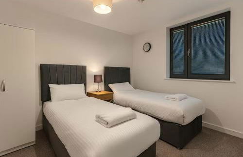 Modern 2 Bed Flat with parking Next to Basildon Station - Foto 12