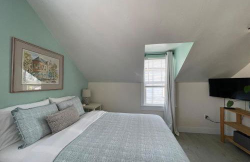 Sunlit Surf House 4BR Downtown Walk to beach - Foto 16