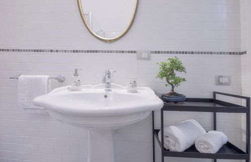 Right House - Characteristic Marina District - Photo 17