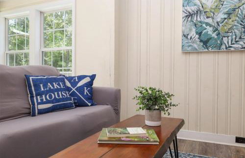 Dog Friendly Lakeside Escape with Hammock and Fire Pit - Foto 1