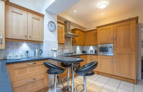 Sleeps 5 - 3 Bedrooms - walk to the square hosted Happy Valley cast - Foto 8