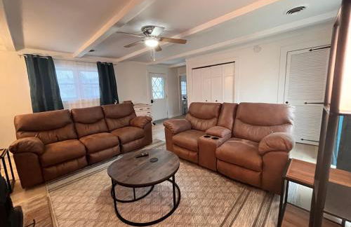 House w Patio & Fenced Yard 10 minutes to Purdue - Photo 2