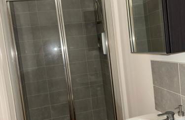 Modern & Spacious 3-Bedroom Home in Dartford, Ideal for Families, Groups and Contractors - Photo 15