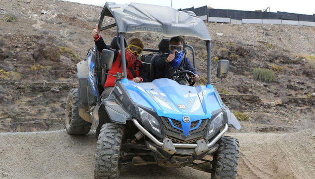 Un couple sur le buggy