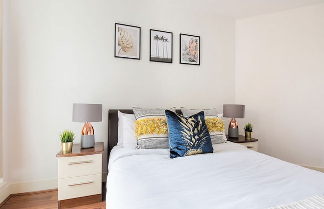 Sophisticated 2 Bed Flat with Balcony in Acton - Foto 3