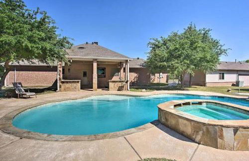 Heated Pool, Pool Table, Hot Tub, Home Theatre, Guest House, Basketball Court, Sleeps-20 - Foto 1