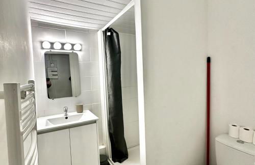 Studio Lumineux & Spacieux, Tout Neuf, Grand Lit - Foto 13