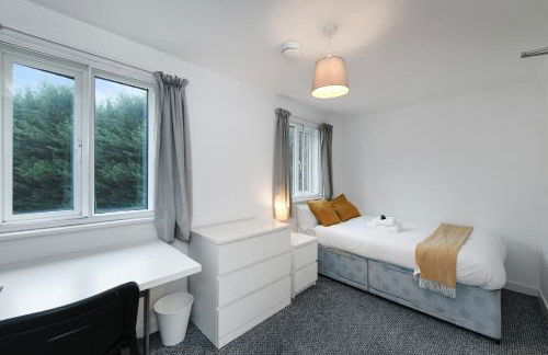 Spacious 6-Bed Home Sleeps 12, Near Highfields Park - Photo 17