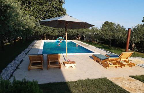 Mala kuća sa velikim grijanim bazenom ANTONIO - Foto 5