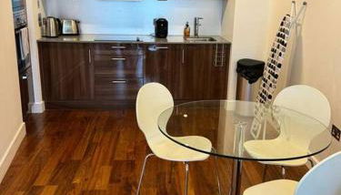 Modern Apt Cardiff City Centre - Prime Location - Foto 5, stove, minibar