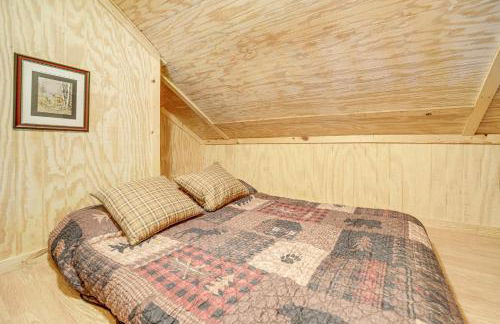 Spring Creekside Getaway at Whittier Cabin with Deck - Foto 15