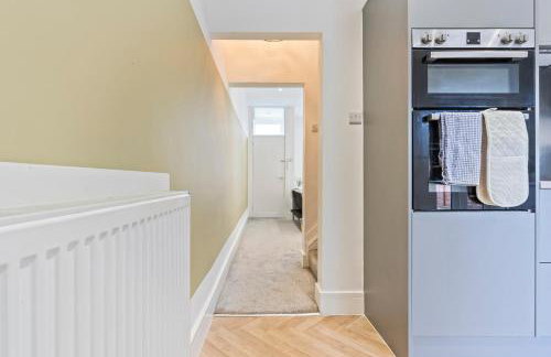 Stylish House - Sleeps 7 - Free Parking, Fast WiFi and Smart TV - Contractors, Groups and Long Stays Welcome by Yoko Property - Foto 24