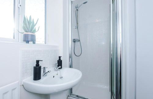 NEW!- GORTON PLACE By Greenstay Serviced Accommodation - 4 Bed 3 Bath House In Manchester - FREE Parking - FAST 250 Mbps Wi-Fi - Ideal for Contractors, Business Travellers & Relocations - Close to City Centre, Airport, Etihad Stadium - LONG STAYS WELCOME - Foto 13