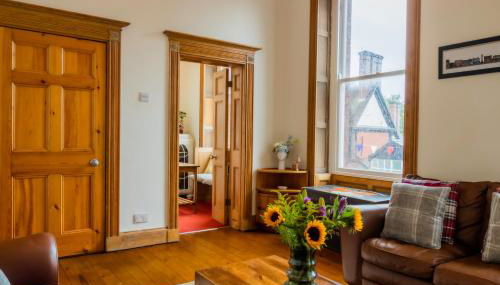 Beautiful Grade II listed apartment. - Photo 3