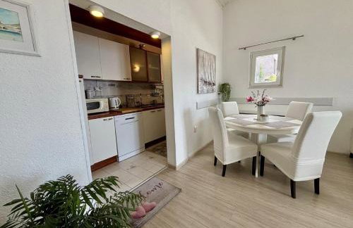 Indy's Beach Apartments -Two Bedroom Apartment with Balcony and Sea View - Photo 27