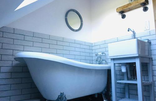 Deer Den timber clad cabin with hot tub, up private lane - Photo 9