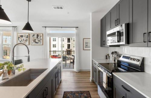 Elevated Contemporary 2BR 2BA with Balcony - Foto 33