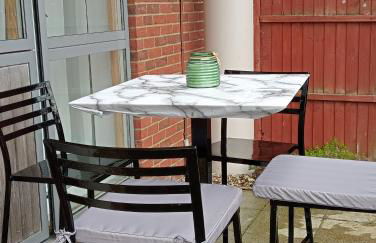 Beautiful Marina Apartment with private garden, flexible bedrooms with zip & link beds - Photo 25