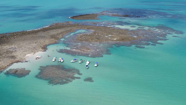 Vista aérea das piscinas naturais e embarcações
