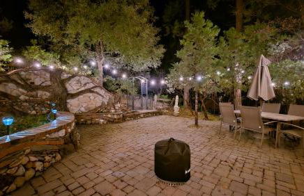 Knotty Pine Cabin with Artisan Stone Patio - Walk to Bass Lake - Foto 4