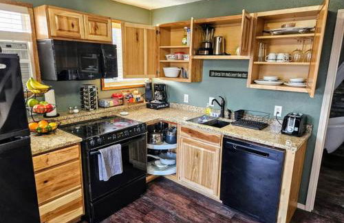 Private Cabin- Breakfast - Double Tub - 75in TV - SUP - Washer Dryer - BBQ - Photo 7