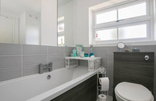 Gorgeous House near Windsor & River Thames - Photo 10