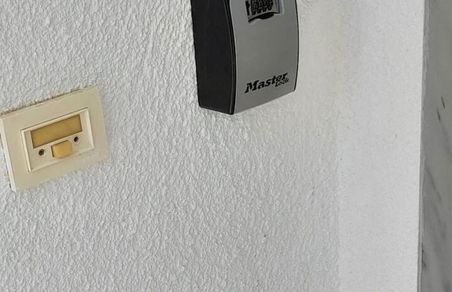 Impeccable 2-bed House in - Photo 17