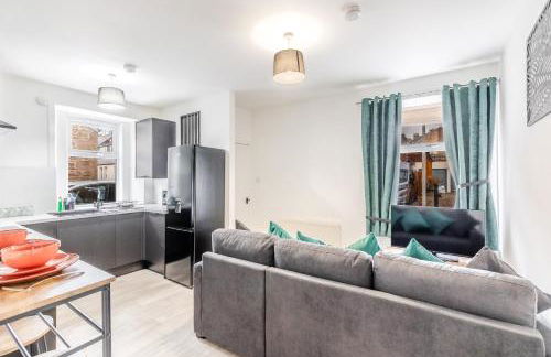 Small, Cosy 2BR 1Bathroom Nearby the Town Center - Photo 2