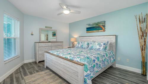 Dog Friendly Home wPrivate Fenced Yard, Garage & Fire Pit STEPS to the Beach! - Foto 4