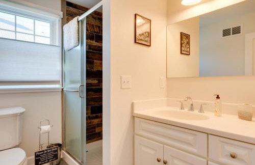 Charming Farmhouse Walk to Village and Trails! - Foto 16