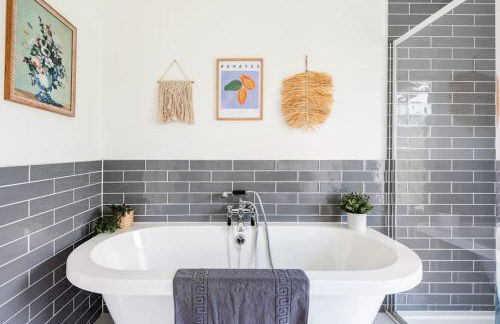 Cotswold Cheltenham, whole house with hot tub - Photo 59