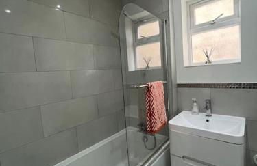 Beautiful 2 Bed Centrally Located Flat Close to 3 Stations - Foto 10