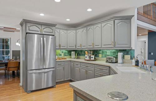 Newly Renovated Luxe Home near Asheville | Pool, Hot Tub, Theater & Games! - Foto 15